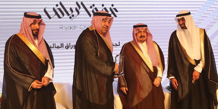 سمو أمير الرياض يسلم تكريم STC لقطاع الأعمال