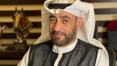 دشن المستشار الدولي الدكتور حاتم محجوب حسنين شركة الصارم البتار المتميزة للمحاماة والاستشارات القانونية وحضر حفل التدشين عدد من كبار عملاء الشركة وأصحاب السمو الامراء ورجال وسيدات الاعمال وممثلي وسائل الاعلام يوم الخميس المنصرم في فندق الفور بوينت الشيراتون. وبهذه المناسبة صرح رئيس مجلس إدارة شركة الصارم البتار المتميزة للمحاماة والاستشارات القانونية الدكتور حاتم حسنين بانه تماشيا مع توجهات ورؤية المملكة ٢٠٣٠ واندماج كثر من الشركات والمؤسسات وتغير المسارات كلا في مجاله وتخصصه لتقديم الأفضل ومواكبة كل التغيرات المحيطة بنا، لذلك قررنا ان تكون هناك شركة الصارم البتار للمحاماة. لتكون مظلة لعدة مجالات أخرى منها التحصيل والاستشارات المالية والتخطيط الاستراتيجي والتحكيم وغيرها. كشف الدكتور حاتم أن مهنة المحاماة أصبحت من اهم المهن حالها حال الطب والجراحة فهي مهمه لكل منشاة وشركة ومؤسسة وكذلك لكل فردا سوأ رجل او امرأة ومقارنة مع الأعوام السابقة زاد الاقبال على معرفة الأمور القانونية والتعمق فيها اكثر بحكم كثرت التخصصات القانونية. وأضاف الدكتور حاتم أن مكاتب المحاماة تحتاج الى توفر عناصر أساسية في الأشخاص لإنجاح أي قضية حقوقية والوصول الى حلها. وهي أسلوب التعامل مع الأشخاص باختلاف مكانتهم ومواقعهم الوظيفية وتوجهاتهم وهي أساليب نفسية وسكلوجية. ومهارات الاتصال والتواصل والاقناع وكذلك السيطرة على زمام الأمور والذكاء في التعامل مع اي قضية قانونية وكذلك طرق الحزم والحسم لأنهاء المشكلات المالية والحقوقية والجنائية والاحوال الشخصية.